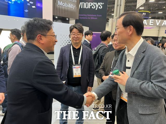 권오성 현대위아 대표이사 부사장이 7일(현지시간) 미국 라스베이거스에서 열린 CES 2026에서 이주태 포스코홀딩스 대표이사 사장과 악수를 하고 있다. 엄기천 포스코퓨처엠 대표이사 사장이 이를 지켜보고 있다. /최의종 기자