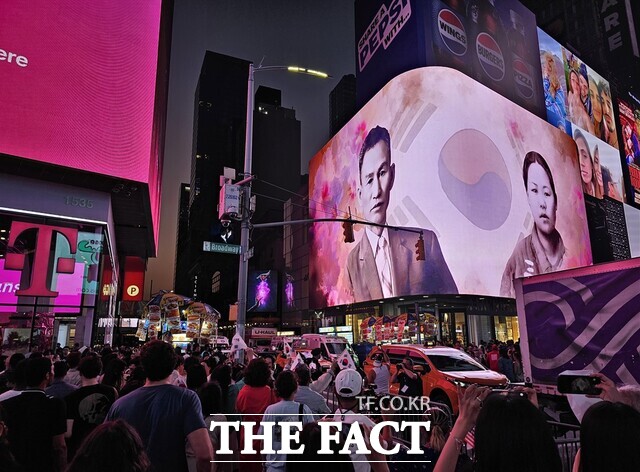 2025 지역특화콘텐츠 개발 결과물 뉴욕 타임스퀘어 영상 전시 장면. /충남도