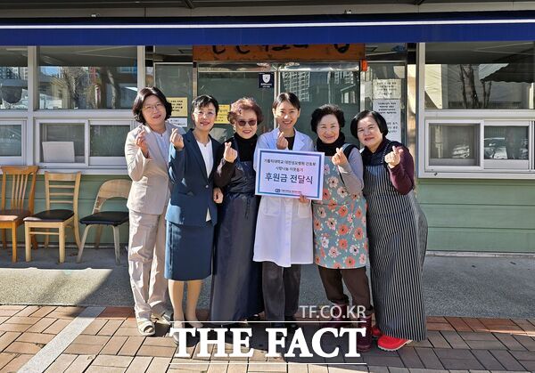 민승희 대전성모병원 간호부장(왼쪽 두 번째)과 부원들이 8일 2026년 사회공헌활동의 일환으로 지역의 무료 급식소인 효심정을 방문해 후원금을 전달했다. /대전성모병원