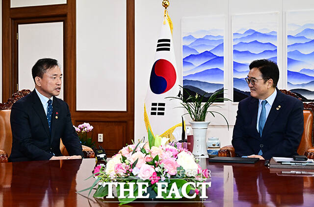 우원식 국회의장이 8일 오전 서울 여의도 국회에서 김종철 방송미디어통신위원장(왼쪽)을 접견하며 기념사진 촬영을 하고 있다. /국회=배정한 기자