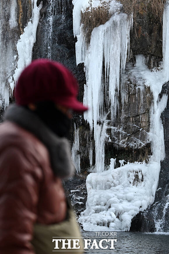 아침 최저 기온이 -14도까지 떨어진 8일 오전 서울 서대문구 홍제천 인공폭포가 얼어붙어 있다. /서예원 기자