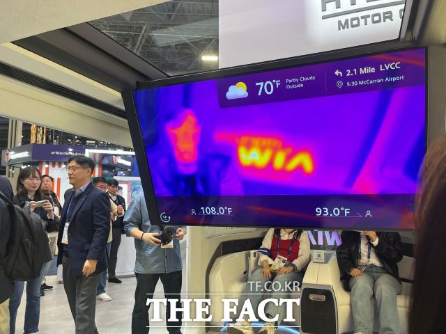 현대위아 CES 2026 부스에 전시된 차량이 탑승자 체온을 확인하는 장면. /최의종 기자