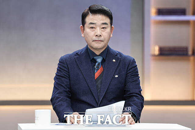 더불어민주당 원내대표 선거에 출마한 한병도·진성준·백혜련·박정 후보(왼쪽부터)가 8일 오후 서울 마포구 상암동 JTBC에서 더불어민주당 원내대표 보궐선거 후보자 합동토론회에 참석해 기념사진 촬영을 하고 있다. /국회사진기자단