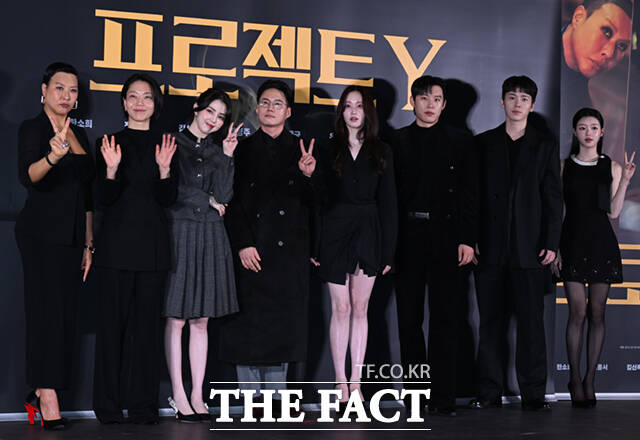 배우 정영주와 김신록, 한소희, 전종서, 김성철, 이재균, 유아(왼쪽부터)가 8일 오후 서울 송파구 롯데시네마 월드타워점에서 열린 영화 '프로젝트Y' 언론시사회 및 기자간담회에 참석해 포즈를 취하고 있다. /이새롬 기자