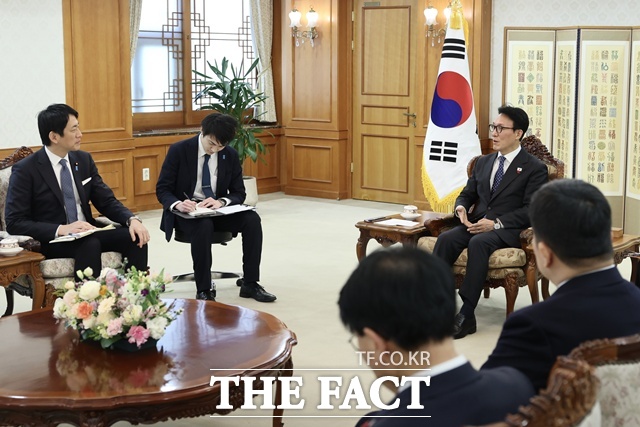 김민석 국무총리는 8일 고바야시 다카유키 일본 자민당 정무조사회장을 만나 “한일 관계는 매우 중요하다”며 “경제협력에 있어 한일 양국은 최적의 파트너”라고 밝혔다. /뉴시스