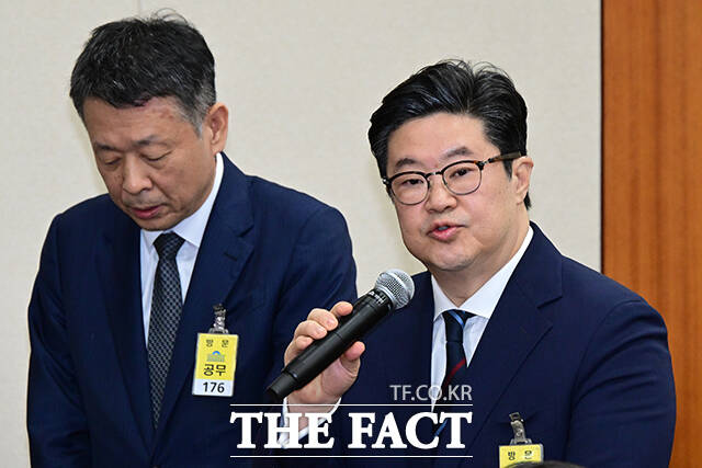 김광일 홈플러스 대표이사(왼쪽), 김병주MBK 파트너스 회장이 출석해 질의 답변을 하고 있다./더팩트 DB