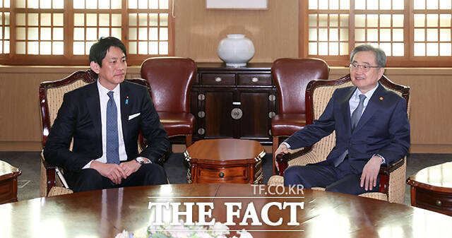 조현 외교부 장관(오른쪽)이 8일 오전 서울 종로구 외교부 청사에서 고바야시 다카유키 일본 자민당 정무조사회장을 접견하고 있다. /임영무 기자