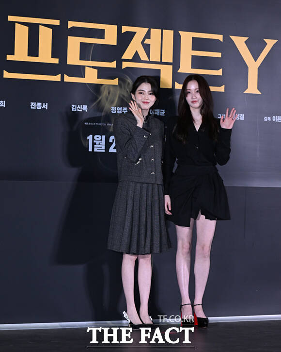 배우 정영주와 김신록, 한소희, 전종서, 김성철, 이재균, 유아(왼쪽부터)가 8일 오후 서울 송파구 롯데시네마 월드타워점에서 열린 영화 '프로젝트Y' 언론시사회 및 기자간담회에 참석해 포즈를 취하고 있다. /이새롬 기자