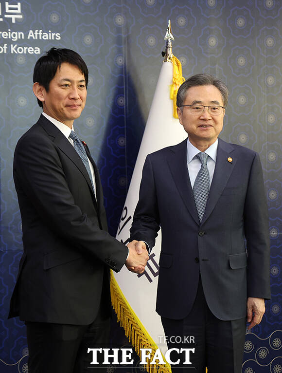 조현 외교부 장관(오른쪽)이 8일 오전 서울 종로구 외교부 청사에서 고바야시 다카유키 일본 자민당 정무조사회장을 접견하고 있다. /임영무 기자