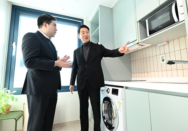 오세훈(오른쪽) 서울시장이 8일 서울 마포구 노고산동에 위치한 민간임대주택 '맹그로브 신촌'을 방문했다. /서울시