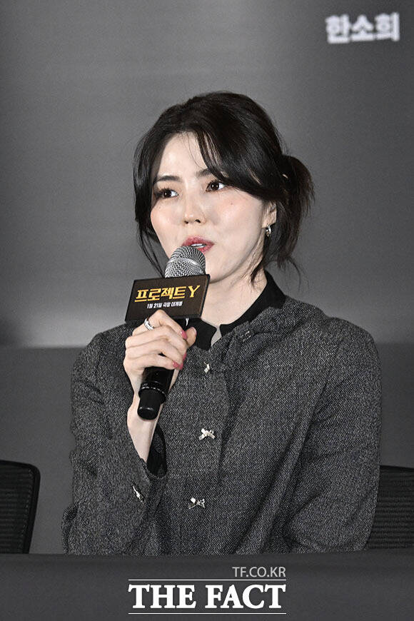 두 손을 맞잡은 주연 배우 한소희(왼쪽)와 전종서.