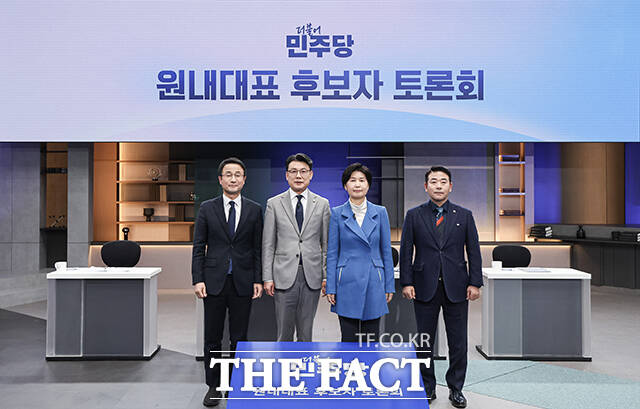 더불어민주당 원내대표 선거에 출마한 한병도·진성준·백혜련·박정 후보(왼쪽부터)가 8일 오후 서울 마포구 상암동 JTBC에서 더불어민주당 원내대표 보궐선거 후보자 합동토론회에 참석해 기념사진 촬영을 하고 있다. /국회사진기자단