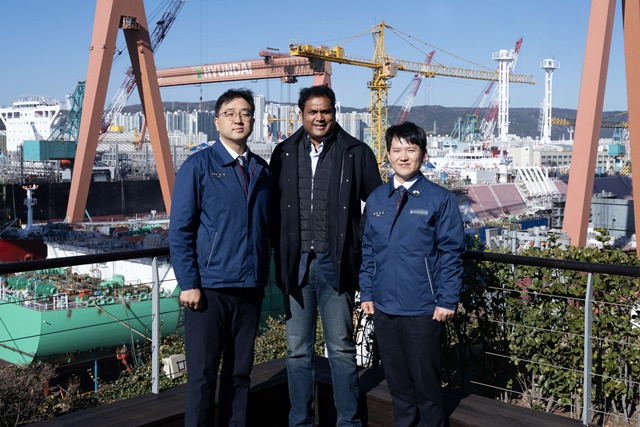 8일 울산 HD현대중공업 울산조선소에서 조선소 야드와 선박 건조 현장을 둘러본 라자 타밀나두 주 산업부 장관(가운데)이 최한내 HD한국조선해양 기획부문장(왼쪽) 등과 기념촬영을 하고 있다. /HD현대