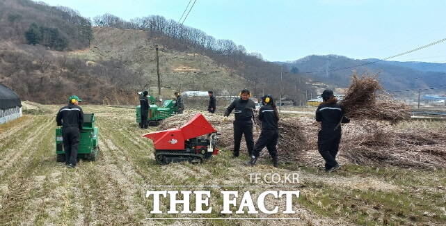공주시가 영농부산물 파쇄 작업을 펼치고 있다. /공주시