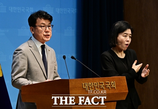 진성준 더불어민주당 의원이 김병기 전 민주당 원내대표에게 선당후사 결단을 내려달라고 밝혔다. 진성준 더불어민주당 의원이 지난달 31일 오전 서울 여의도 국회 소통관에서 기자회견을 열고 원내대표 보궐선거 출마선언을 하고 있다. /배정한 기자