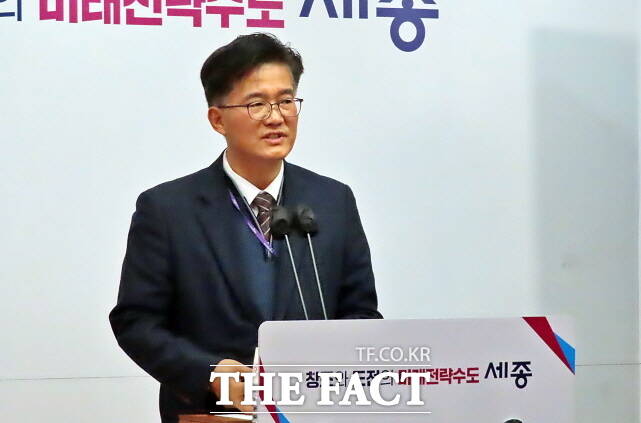 류제일 세종시 경제산업국장이 8일 시청 정음실에서 언론브리핑을 열고 2026년 경제산업국·투자유치단 주요 업무계획을 발표허고 있다. /김형중 기자