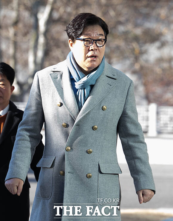 김성태 쌍방울 전 회장이 8일 오전 서울 서초구 서울고등검찰청 인권침해점검 태스크포스(TF)에 쌍방울 대북 송금 사건 수사 당시 제기된 '연어·술 파티 의혹'과 관련한 조사를 받기 위해 출석하고 있다. /박헌우 기자