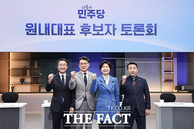 당내 공천헌금 수수 의혹 및 본인 및 가족 간 특혜 의혹이 불거져 사퇴한 김병기 전 더불어민주당 원내대표의 거취를 두고 민주당 원내대표 후보자들의 의견이 엇갈렸다. 사진은 8일 오후 서울 마포구 상암동 JTBC에서 열린 토론회 시작에 앞서 기념촬영을 하고 있는 한병도·진성준·백혜련·박정 후보(왼쪽부터). /국회사진기자단