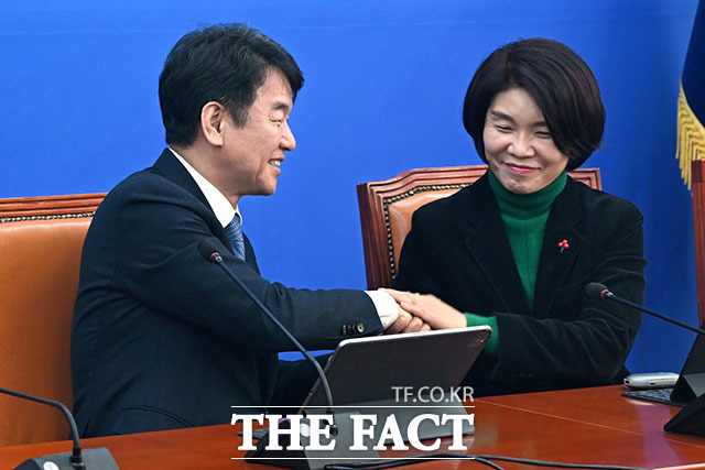 발언하는 문 직무대행.