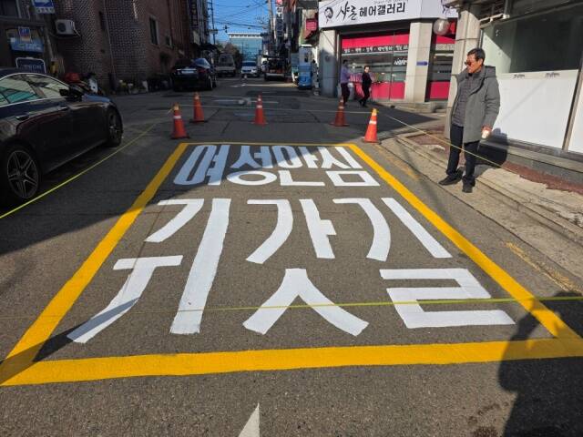 서울 송파구가 구민들의 안전한 야간 귀가를 위해 관내 ‘여성안심귀갓길’ 전 구간에 대한 현장 점검을 실시하고 방범 시설을 대폭 개선했다. /송파구