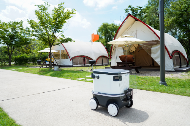 서울시는 피지컬 AI 시대에 대응해 기술 실증과 산업 경쟁력 강화를 중심으로 로봇산업 전략을 고도화해나가고 있다. 사진은 난지공원 자율주행로봇 뉴비의 모습. /서울시