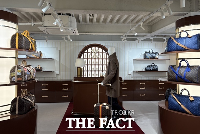 루이 비통이 '모노그램' 탄생 130주년을 맞이해 서울 도산 스토어를 호텔 콘셉트로 구성했다. /문화영 기자