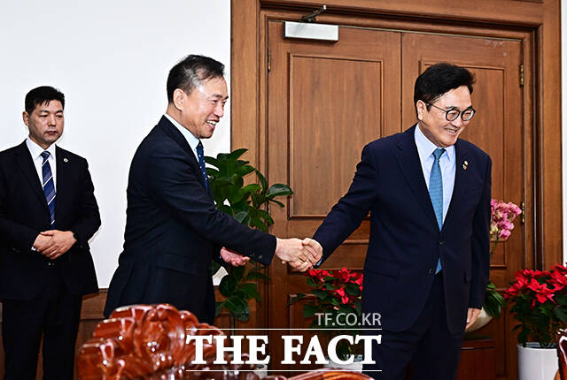 우원식 국회의장이 8일 오전 서울 여의도 국회에서 김종철 방송미디어통신위원장(왼쪽)을 접견하며 기념사진 촬영을 하고 있다. /국회=배정한 기자