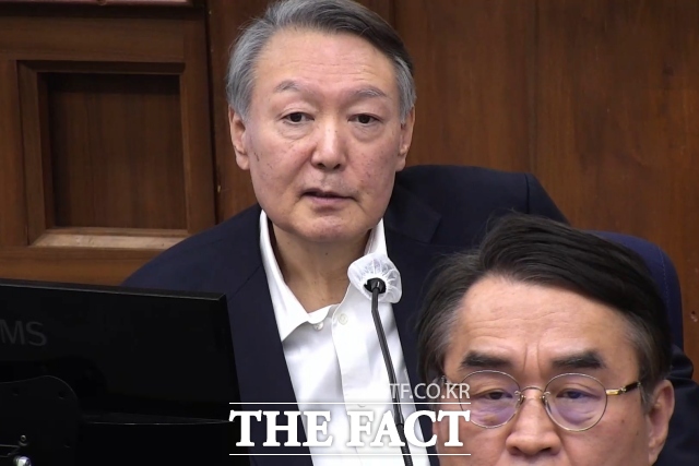 윤석열 전 대통령이 지난 5일 서울중앙지법에서 열린 내란 우두머리 혐의 재판에 출석해 증인으로 나온 김용현 전 국방부 장관의 발언을 듣고 있다. /서울중앙지법