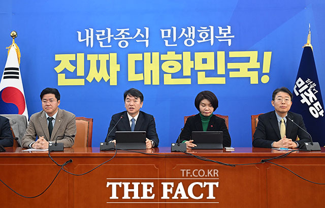 발언하는 문 직무대행.