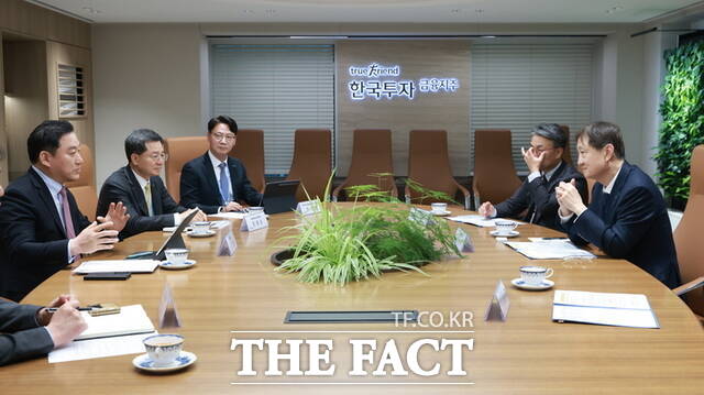 증권사 1위를 두고 경쟁 중인 업계 '양강' 한국투자증권과 미래에셋증권이 올해도 치열한 승부를 벌일 예정이다. 2025년 12월23일 이찬진 금융감독원장(맨 오른쪽)이 김성환 한국투자증권 사장(맨 왼쪽) 등 한국투자증권과 한국금융지주 경영진과 면담하고 있다. /금융감독원