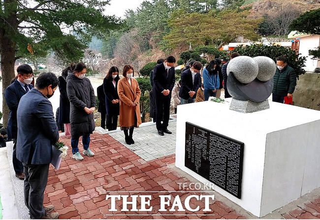 매년 1월 17일 고 이경종 선생의 순직비가 있는 천부초등학교에서 숭고한 스승 정신을 기리기 위한 추모제가 열린다. /김성권 기자