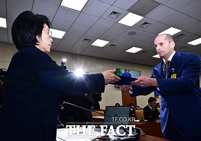 해롤드 로저스 쿠팡 대표이사가 지난달 31일 오전 서울 여의도 국회에서 열린 ‘쿠팡 침해사고 및 개인정보 유출, 불공정 거래, 노동환경 실태 파악과 재발방지 대책 마련을 위한 청문회’에 증인으로 출석해 선서를 마친 뒤 선서문을 제출하고 있다. /배정한 기자