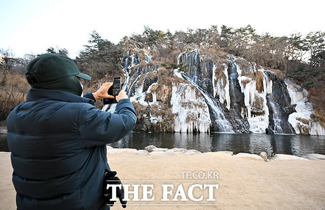 아침 최저 기온이 -14도까지 떨어진 8일 오전 서울 서대문구 홍제천 인공폭포가 얼어붙어 있다. /서예원 기자