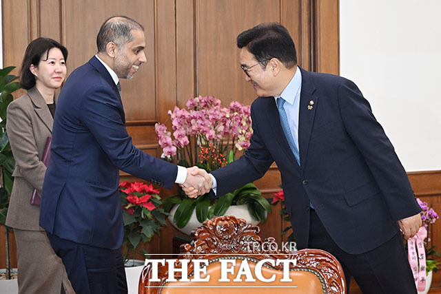 알-하마르 주한카타르대사 접견하는 우원식 의장(오른쪽).