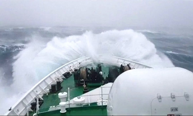 동해해경이 연안사고 위험예보제 주의보 단계를 발령했다. 동해해경 경비함이 기상악조건속에서도 해상치안 업무를 수행하는 모습 / 동해해경