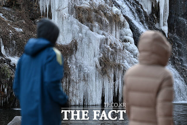 아침 최저 기온이 -14도까지 떨어진 8일 오전 서울 서대문구 홍제천 인공폭포가 얼어붙어 있다. /서예원 기자