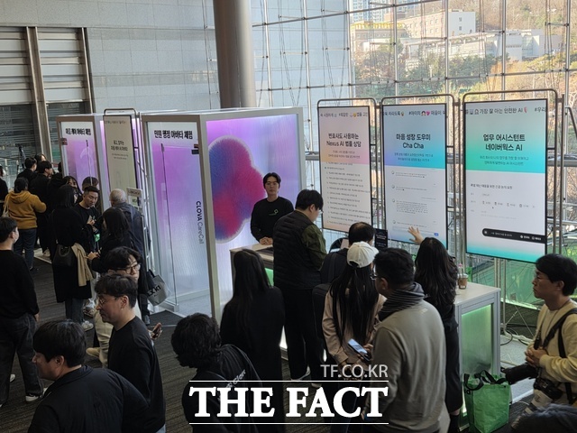 지난달 30일 서울 삼성동 코엑스에서 열린 '독자 AI 파운데이션 모델 프로젝트 1차 발표회' 현장에 마련된 네이버클라우드 부스에 방문객들이 AI 모델을 시연해보고 있다. /우지수 기자