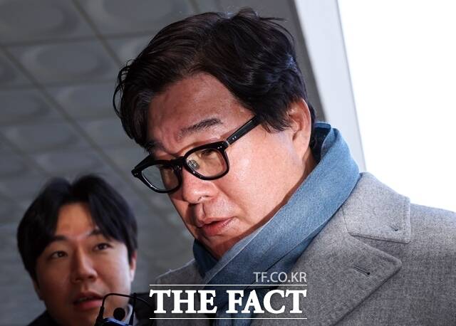 쌍방울 대북 송금 사건 수사 당시 제기된 '연어·술 파티 의혹'과 관련해 검사실에 술을 반입한 의혹 등을 받는 김성태 전 쌍방울 회장이 8일 서울고등검찰청에 출석했다. /뉴시스