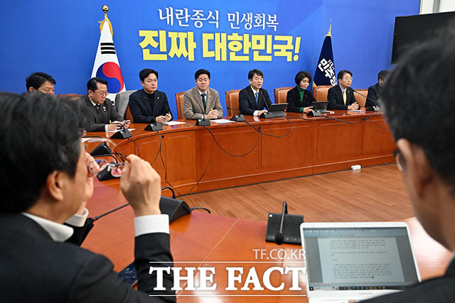 발언하는 문 직무대행.