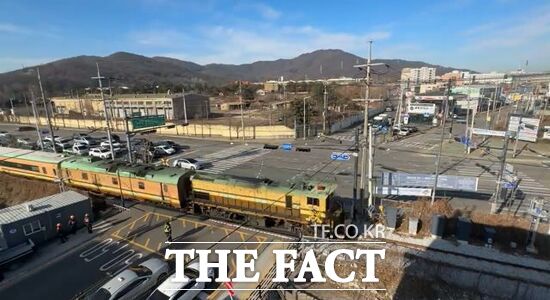 교외선 열차 운행 이후 교차로 정지신호로 인한 교통 혼잡 문제를 해소하기 위해 경기 의정부시가 신호체계를 개선한 의정부시 가능삼거리의 모습. /의정부시