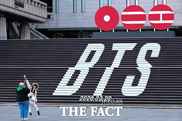 8일 오전 서울 종로구 세종문화회관 중앙계단에 설치된 방탄소년단(BTS)의 컴백 랩핑·5집 로고 조형물 앞에서 관광객들이 기념사진을 찍고 있다. /남윤호 기자