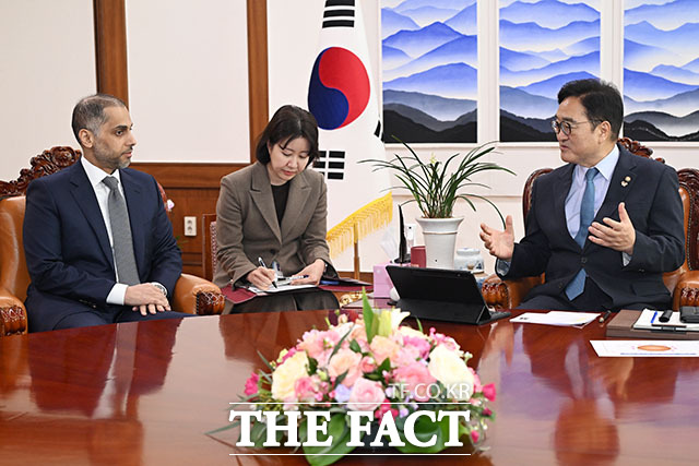 알-하마르 주한카타르대사 접견하는 우원식 의장(오른쪽).