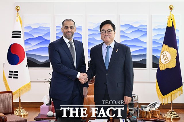 우원식 국회의장(오른쪽)이 8일 오전 서울 여의도 국회 의장집무실에서 알-하마르 주한카타르대사를 접견하며 기념촬영을 하고 있다. /국회=남용희 기자