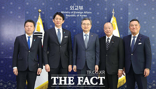 조현 외교부 장관(오른쪽)이 8일 오전 서울 종로구 외교부 청사에서 고바야시 다카유키 일본 자민당 정무조사회장을 접견하고 있다. /임영무 기자