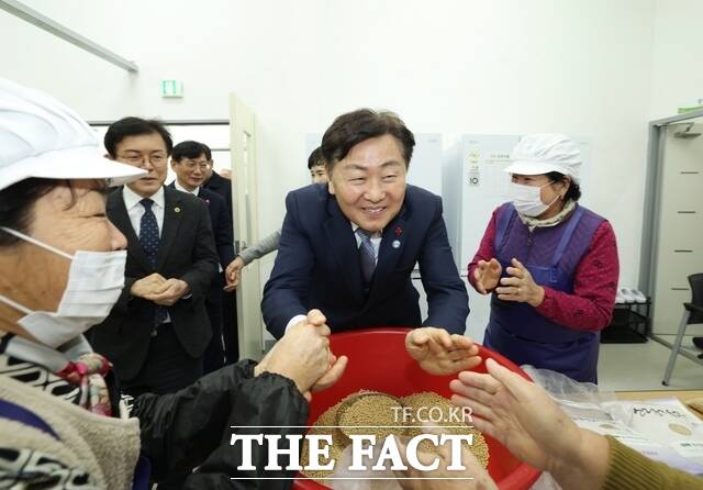 8일 장수군에서 열린 도민과 함께하는 2026년 시군 방문 행사에서 김관영 전북도지사가 군민들과 소통하고 있다. /전북도