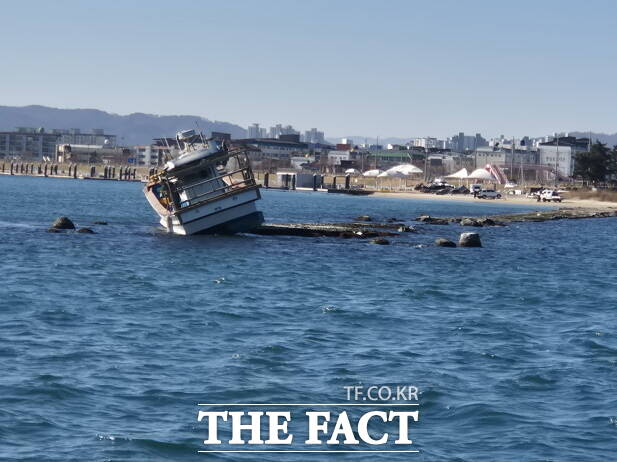 포항 송도해수욕장 소형 방파제에 걸쳐 좌초한 어선. /독자 제공