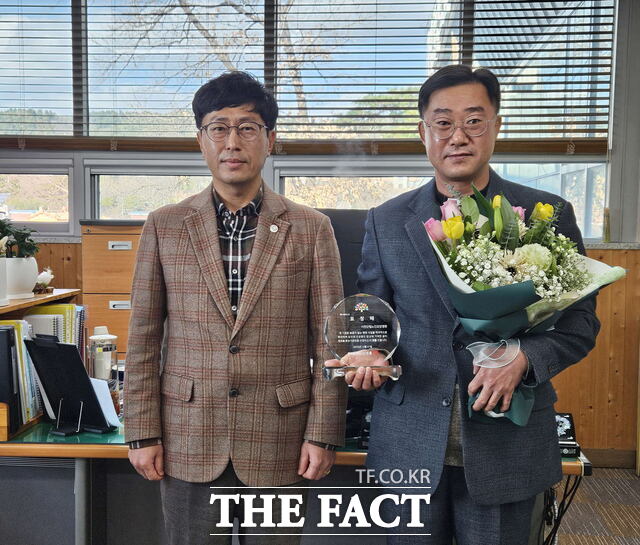 서천군립노인요양병원이 2025년 충남도 보호자 없는 병원 사업 운영 평가에서 우수 기관으로 선정돼 충남도지사 표창을 받았다. 나성구 서천군보건소장(왼쪽)과 김용호 서천군립노인요양병원총원장이 기념 촬영을 하고 있다. /서천군