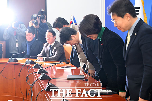 문진석 더불어민주당 원내대표 직무대행(가운데)과 원내 지도부들이 8일 오전 서울 여의도 국회에서 열린 정책조정회의에 앞서 인사를 하고 있다. /국회=남용희 기자