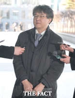  취재진 질문에 답하는 김태훈 본부장 [포토]