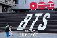  'BTS 컴백' 소식으로 꾸민 세종문화회관 계단 [TF포착]